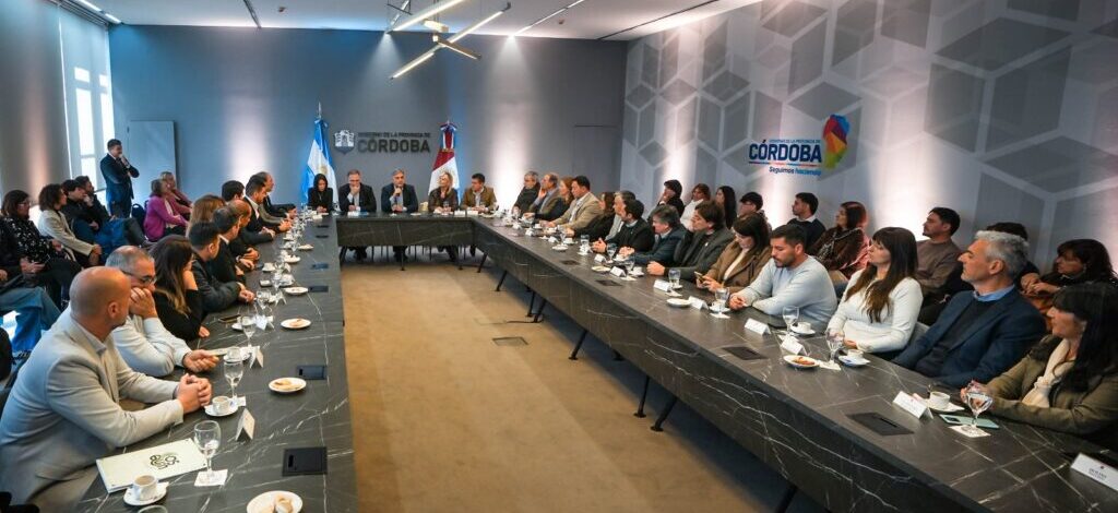 Llaryora entregó $200 millones a 28 municipios para fortalecer la educación local